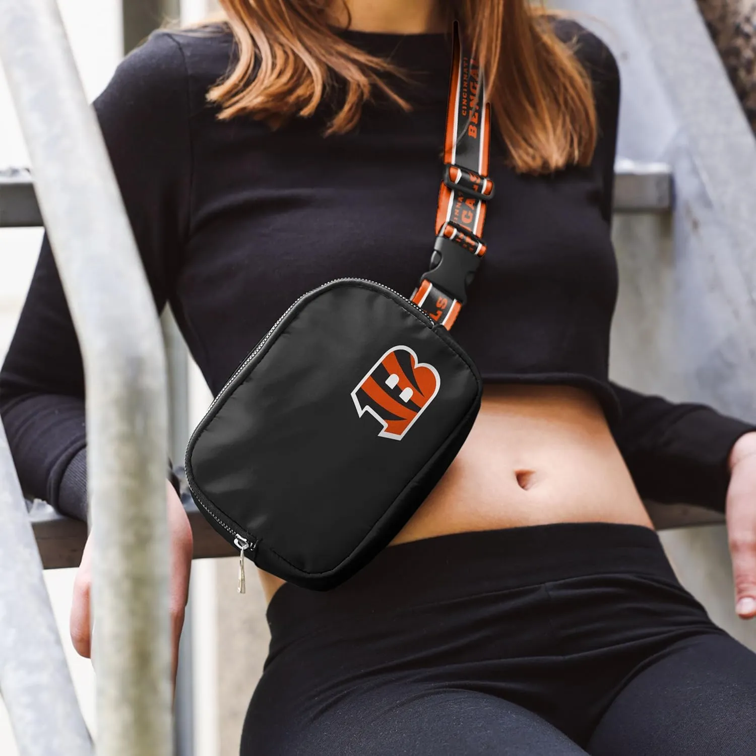 FOCO NFL Unisex-Adult NFL Team Color Wordmark Crossbody Belt Bag
