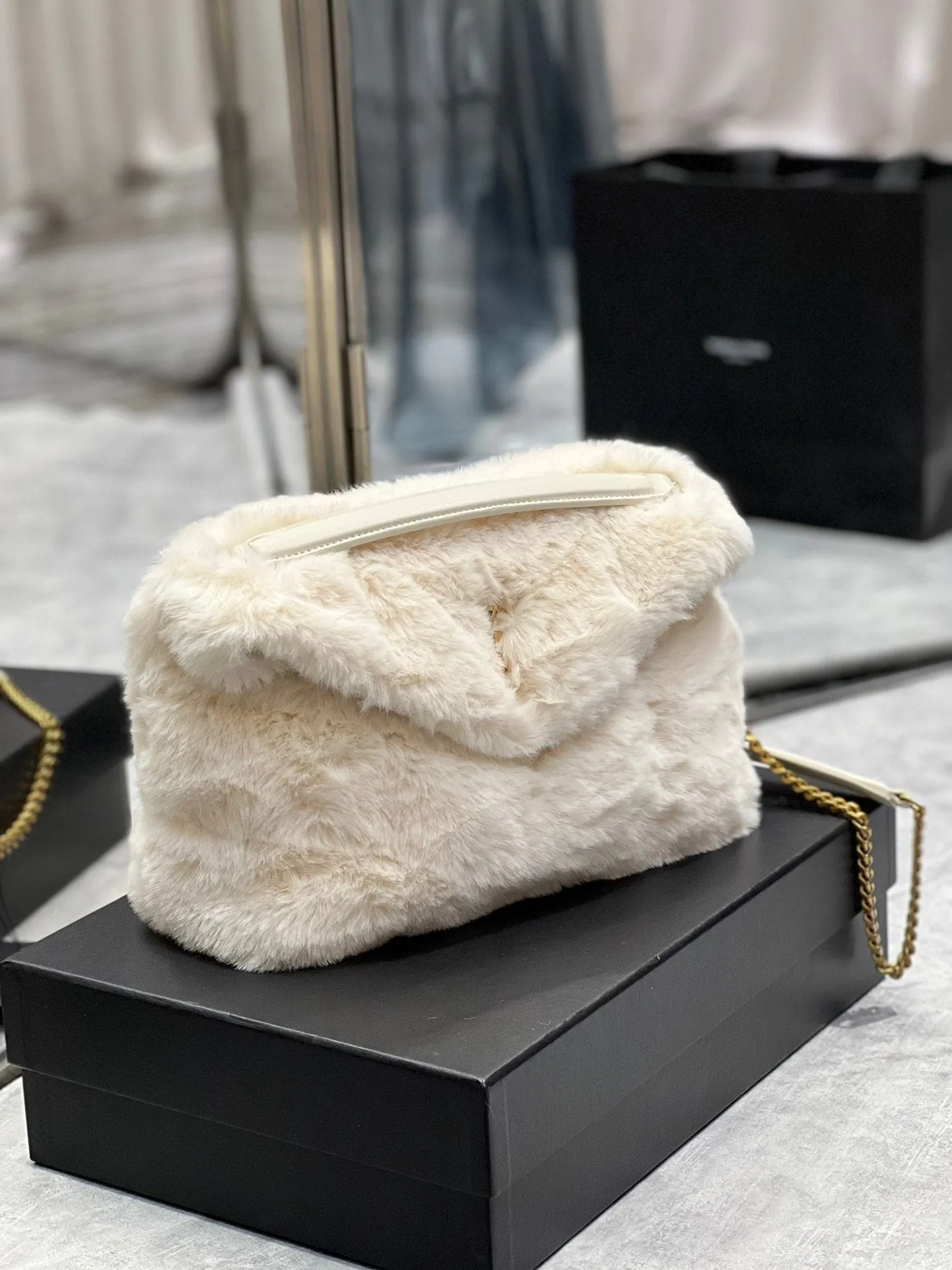Great price drop Mini Clean lines Pearl Winter Lune ESMEE