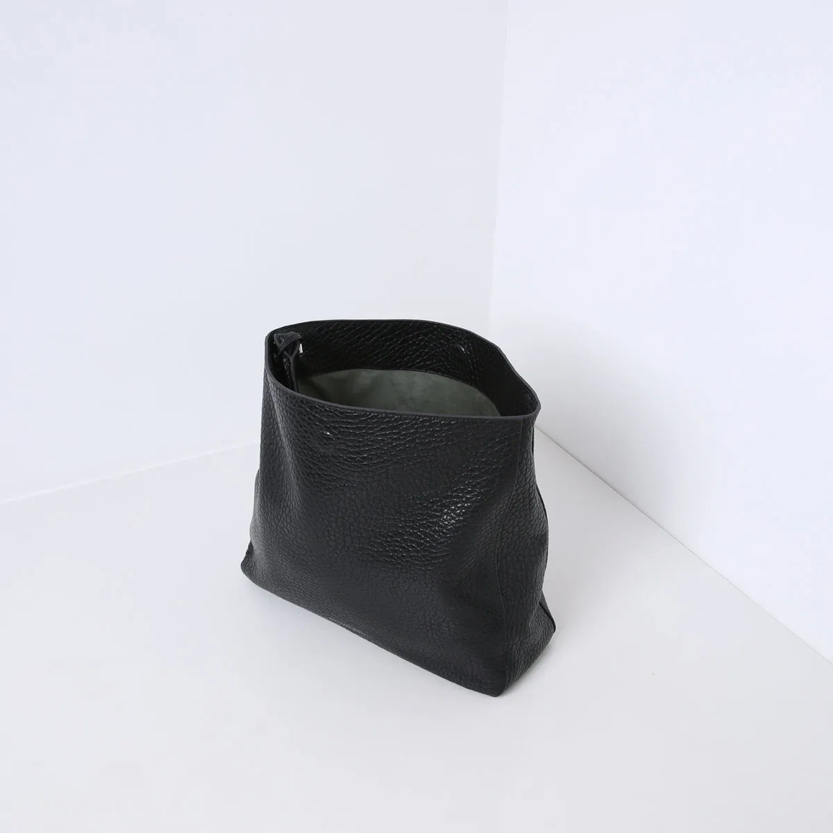 HUTTON | BLACK