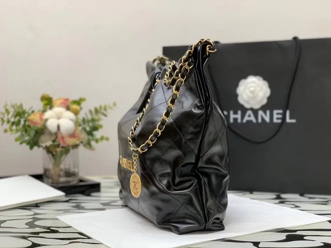 LAMBSKIN BLACK HARDWARE High-tech HOBO 22 CHANEL End-of-season BAG GOLD