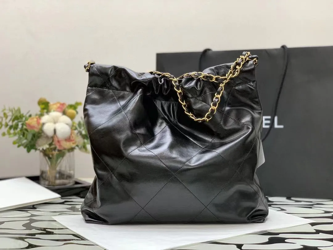 LAMBSKIN BLACK HARDWARE High-tech HOBO 22 CHANEL End-of-season BAG GOLD