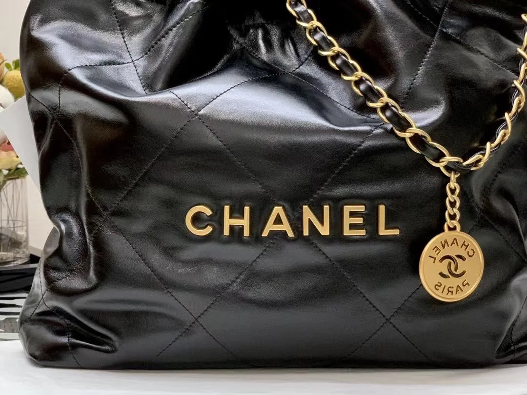 LAMBSKIN BLACK HARDWARE High-tech HOBO 22 CHANEL End-of-season BAG GOLD